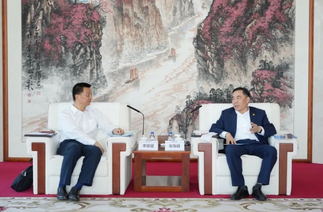 中國(guó)能建黨委書記、董事長(zhǎng)宋海良與新疆住建廳黨組書記、副廳長(zhǎng)李宏斌會(huì)談