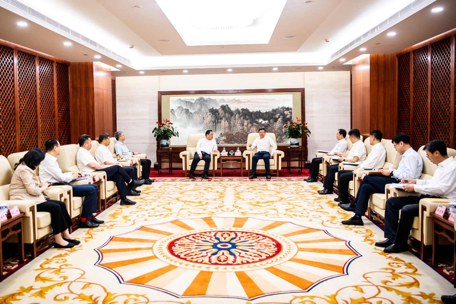 國(guó)家能源集團(tuán)公司總經(jīng)理、黨組副書記余兵會(huì)見鎮(zhèn)江市委書記馬明龍一行