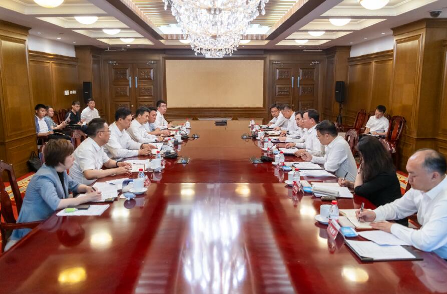 大唐集團(tuán)總經(jīng)理、黨組副書(shū)記張傳江與阜新市委書(shū)記胡濤、市長(zhǎng)周鵬舉會(huì)談