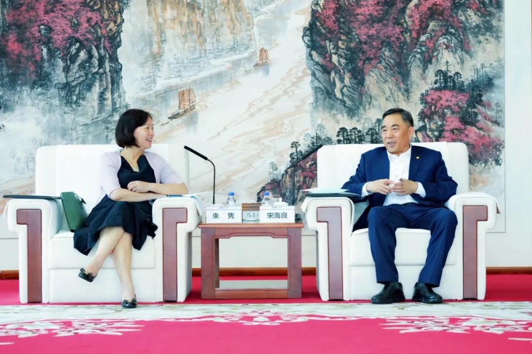 中國(guó)能建黨委書記、董事長(zhǎng)宋海良與絲路基金董事長(zhǎng)朱雋會(huì)談