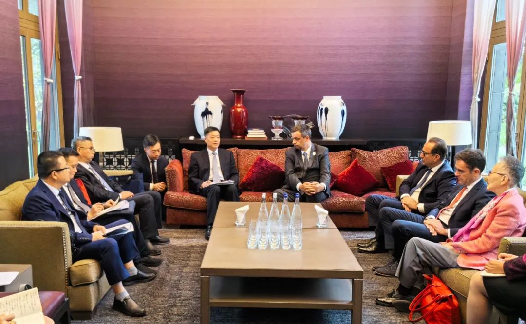 東方電氣集團黨組書記、董事長俞培根與法國電力集團董事長兼首席執(zhí)行官呂克·雷蒙會談