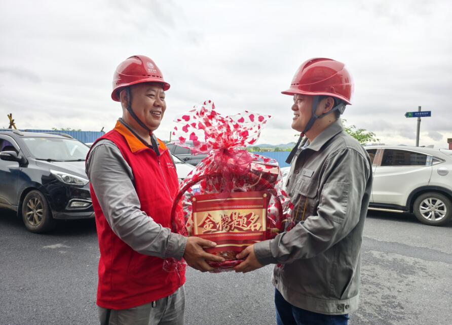 國(guó)網(wǎng)道縣供電公司開(kāi)展“書(shū)記進(jìn)千家門”活動(dòng) 慰問(wèn)高考職工家屬