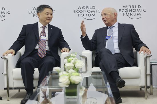 華能集團(tuán)董事長溫樞剛會見世界經(jīng)濟論壇創(chuàng)始人兼執(zhí)行主席施瓦布