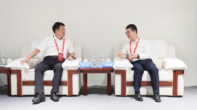 吳云與中國科學(xué)院院士、中國氫能聯(lián)盟戰(zhàn)略指導(dǎo)委員會(huì)委員、廈門大學(xué)教授鄭南峰座談