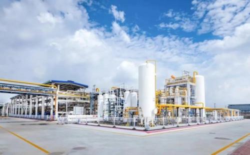 在百年上海龍華機場變身開展城市更新的上海徐匯西岸地區(qū)，一座傾注綠色低碳技術的“零碳樓”拔地而起，即將進入建筑環(huán)節(jié)中最忙碌、最繁瑣的裝修工程階段。這座“綠色建筑”是東航資產在民航建筑領域的創(chuàng)新探索成果，