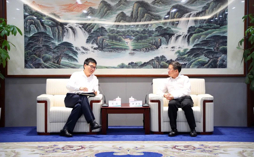 中國(guó)電氣裝備黨委書記、董事長(zhǎng)李洪鳳會(huì)見上海電氣集團(tuán)黨委書記、董事長(zhǎng)吳磊