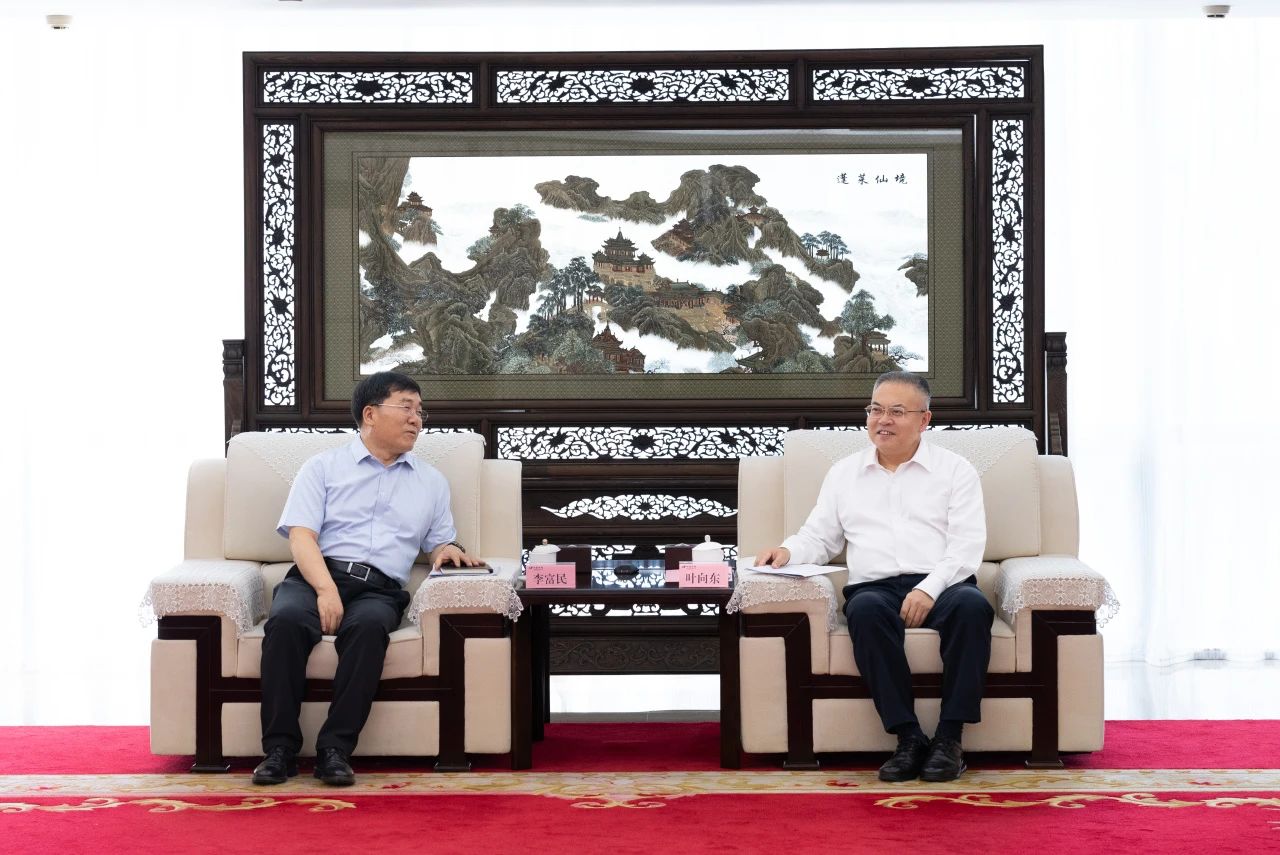 華電集團黨組副書記、總經(jīng)理葉向東與三峽集團黨組副書記、總經(jīng)理李富民舉行會談