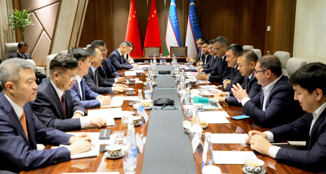 大唐集團(tuán)有限公司黨組書記、董事長(zhǎng)鄒磊與烏茲別克斯坦總理阿里波夫會(huì)談