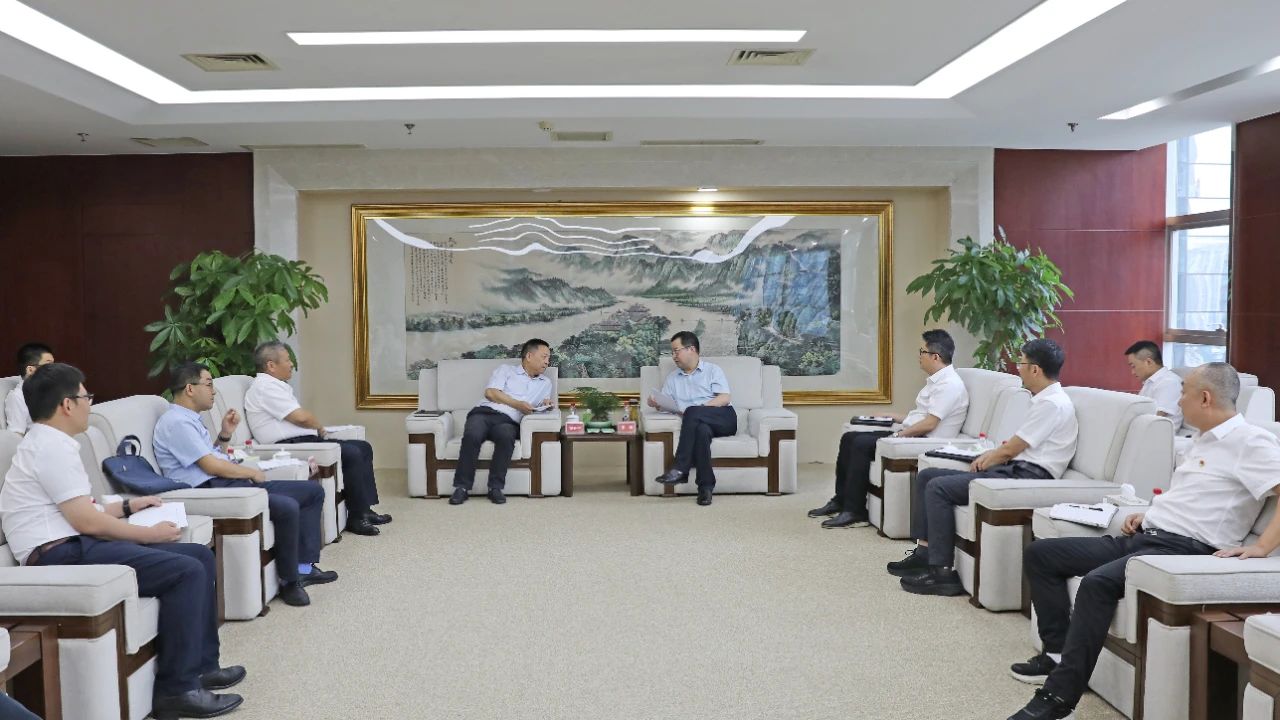 大唐四川公司黨委書(shū)記、董事長(zhǎng)梁華與水電十局黨委書(shū)記、董事長(zhǎng)范開(kāi)平會(huì)談