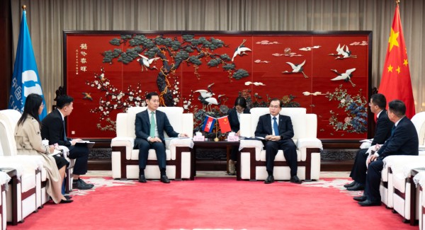 華電集團(tuán)董事長(zhǎng)、黨組書記江毅與柬埔寨礦能部部長(zhǎng)高·洛塔納會(huì)談