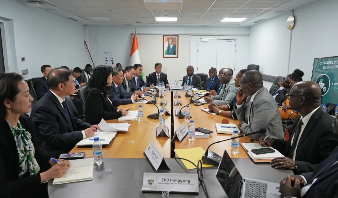 中國能建黨委書記、董事長宋海良與科特迪瓦交通部副部長科內(nèi)·迪奧曼會談