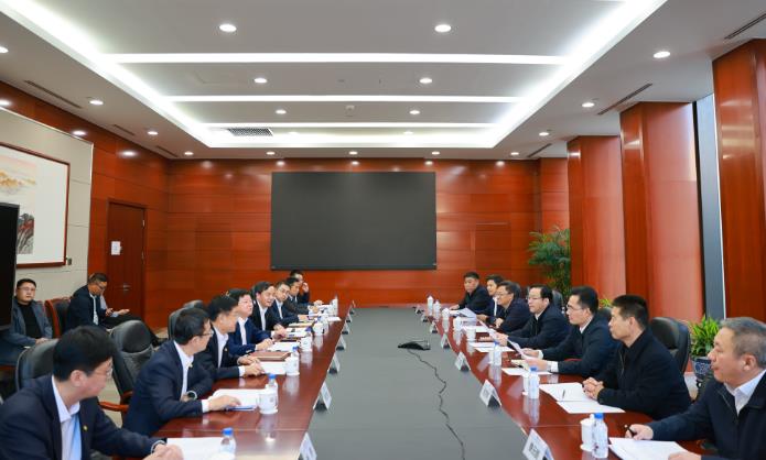 中國能建黨委委員、總經(jīng)濟(jì)師周小能與呼倫貝爾市委書記王旺盛會談