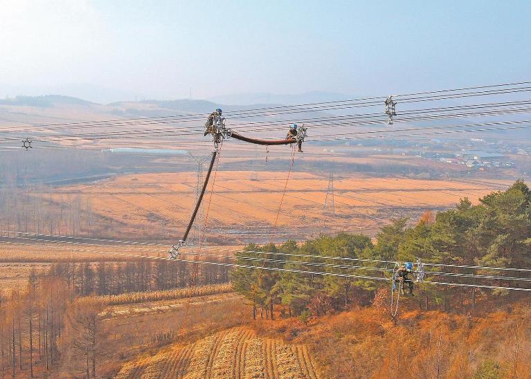 黑龍江抗冰防舞動(dòng)， 超高壓線路裝上間隔棒