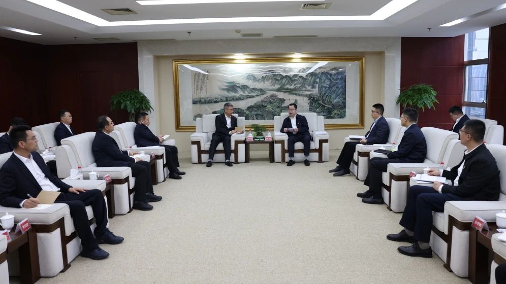 大唐四川公司黨委書(shū)記、董事長(zhǎng)梁華與中建新疆建工黨委副書(shū)記、總經(jīng)理吳剛柱會(huì)談