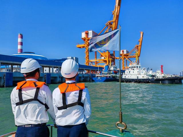 5000噸級(jí)電煤船首靠湛江，海事部門保障護(hù)航