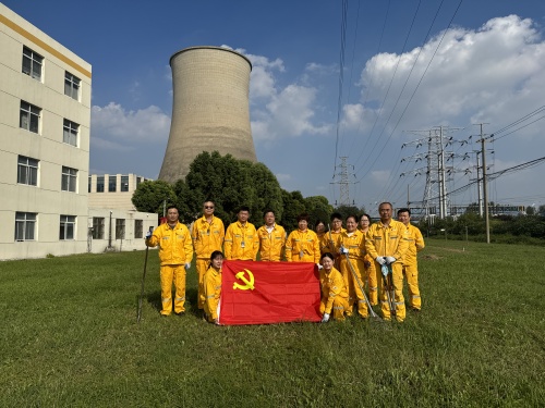 南京化學工業(yè)園熱電有限公司黨員先鋒在行動，廠外環(huán)境整治展擔當