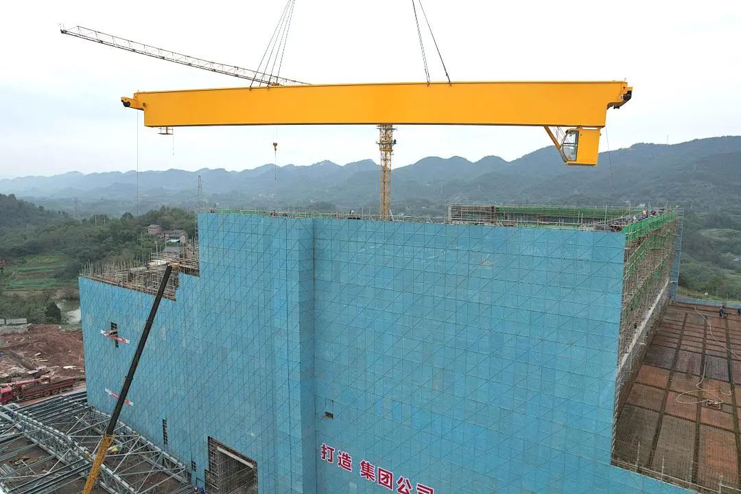 江津燃機項目主廠房行車吊裝提前就位