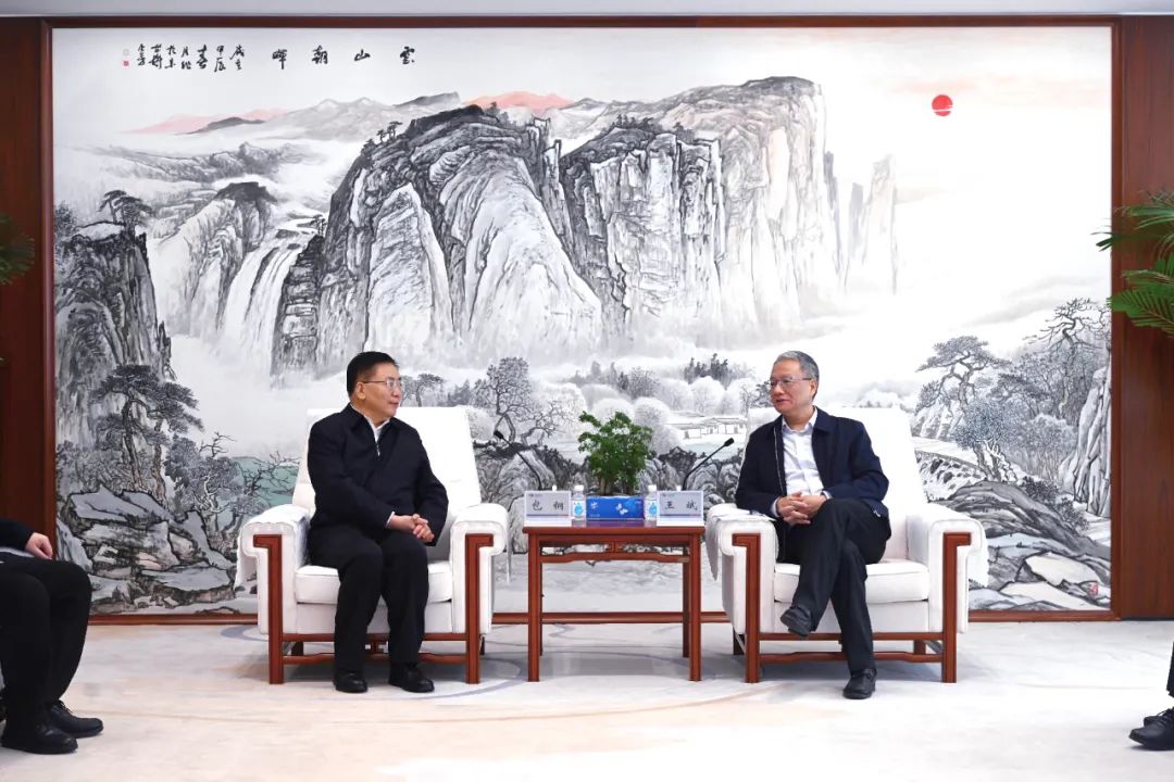 中國電建黨委副書記、總經(jīng)理王斌與內(nèi)蒙古自治區(qū)黨委常委、呼和浩特市委書記包鋼會談