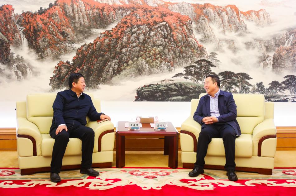 大唐甘肅公司黨委書(shū)記、董事長(zhǎng)王建偉與甘肅電投集團(tuán)黨委書(shū)記、董事長(zhǎng)蒲培文會(huì)談