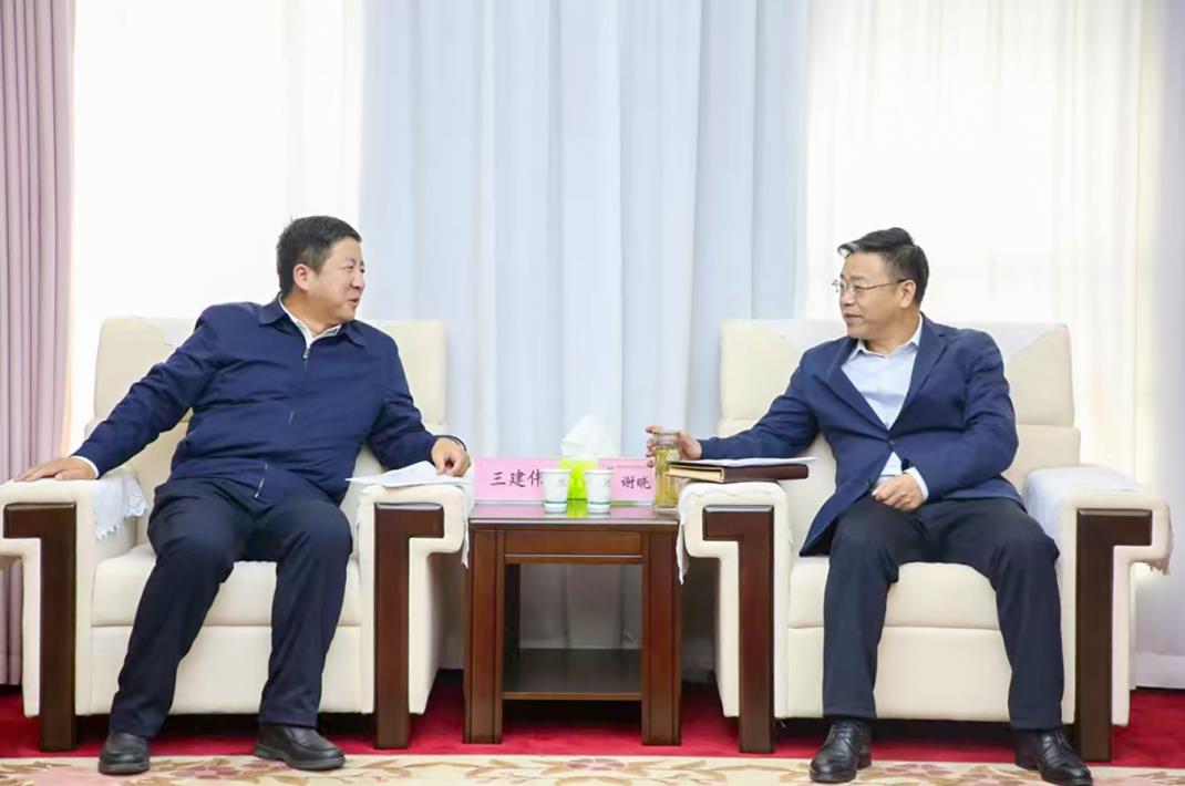 大唐甘肅公司黨委書(shū)記、董事長(zhǎng)王建偉與甘肅能化集團(tuán)黨委書(shū)記、董事長(zhǎng)謝曉鋒會(huì)談
