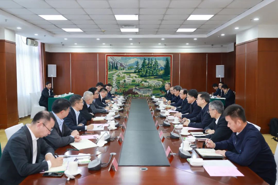 華電集團(tuán)黨組書(shū)記、董事長(zhǎng)江毅與上海電氣黨委書(shū)記、董事長(zhǎng)吳磊舉行會(huì)談