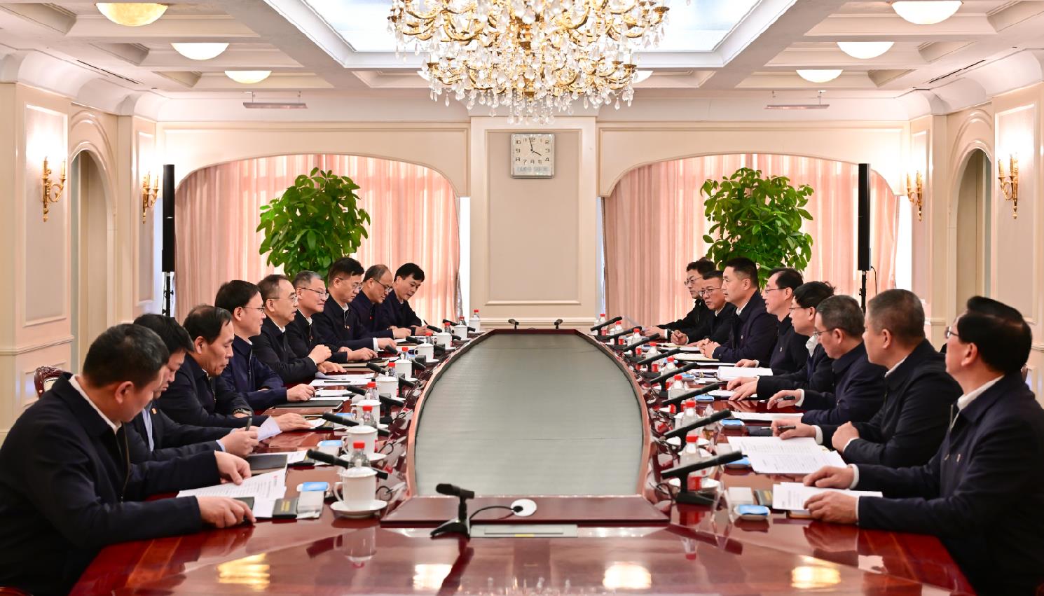 大唐集團董事長鄒磊、總經(jīng)理張傳江與中國安能董事長陳奕輝、總經(jīng)理周慶豐會談