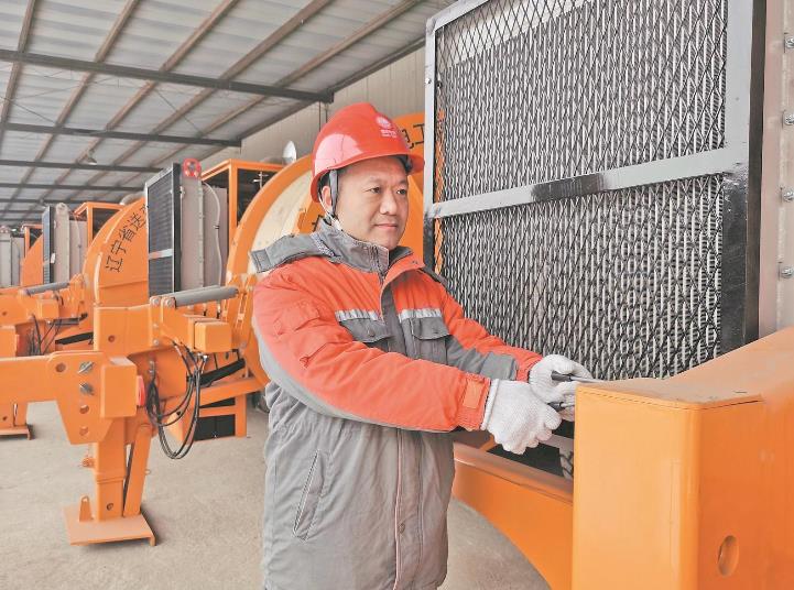 【國網特等勞?！筷愓穑簞?chuàng)新攻堅步履不停 破解電網施工難題