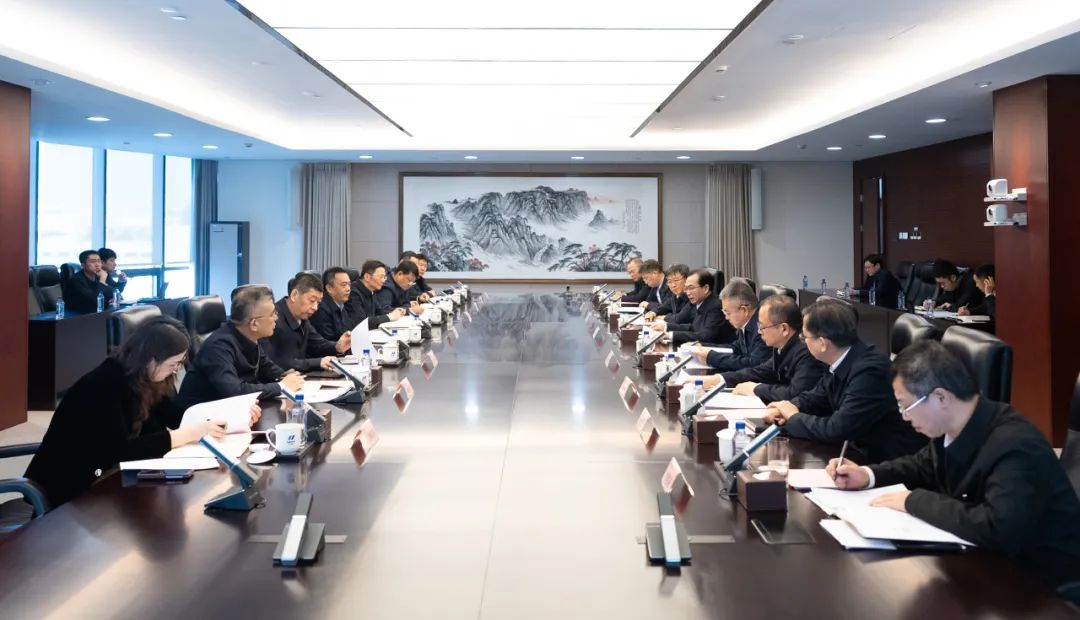 華電集團(tuán)董事長江毅、總經(jīng)理葉向東與哈電集團(tuán)董事長曹志安、總經(jīng)理黃偉舉行會談