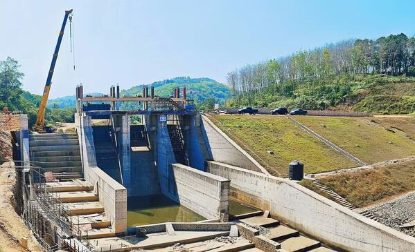斯里蘭卡巴斯納茍達水庫項目大壩主體貫通