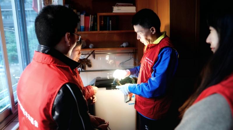 國網(wǎng)浙江物資公司電力青年主動上門服務，“電暖”千萬家