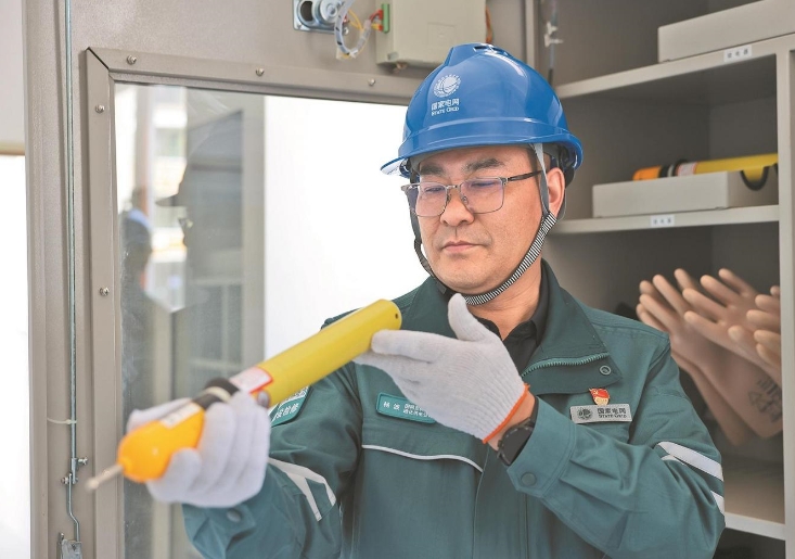 鄉(xiāng)親們的燈亮了，我的心就踏實(shí)了——記全國(guó)勞動(dòng)模范楊波