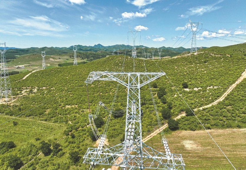 國(guó)網(wǎng)蒙東電力“無人機(jī)+小飛人升降機(jī)裝置”加快輸電通道建設(shè)