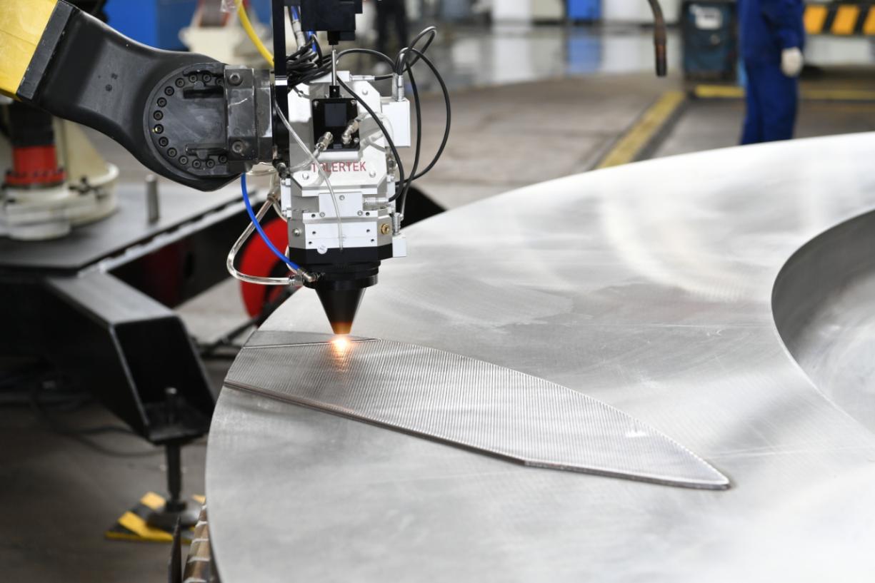 世界單機(jī)容量最大沖擊式轉(zhuǎn)輪首次實(shí)現(xiàn)機(jī)器人焊接