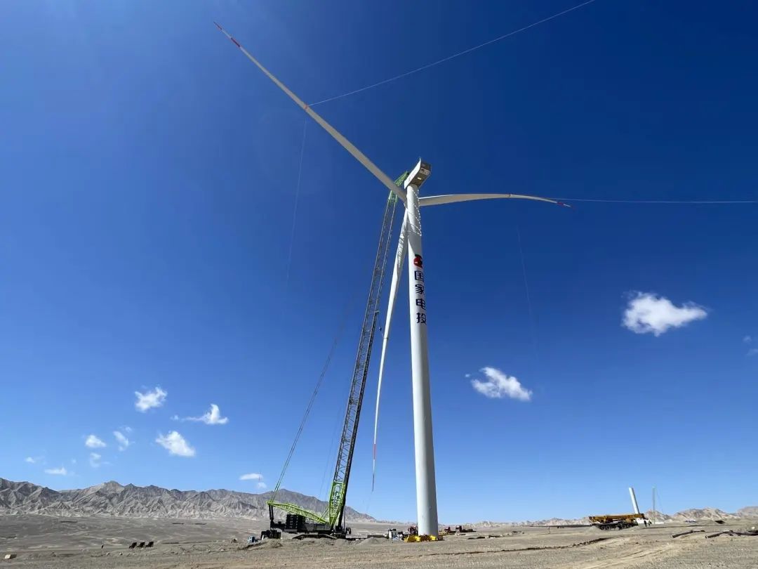 海西50萬千瓦風(fēng)電項目首臺風(fēng)機(jī)完成吊裝